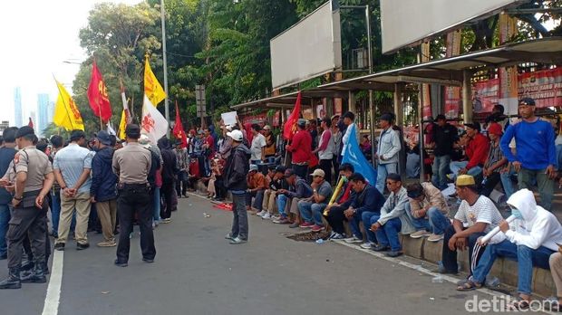 Warga Kampung Dadap dan Kamal Muara menggelar aksi demonstrasi di depan Markas Polda Metro Jaya. 