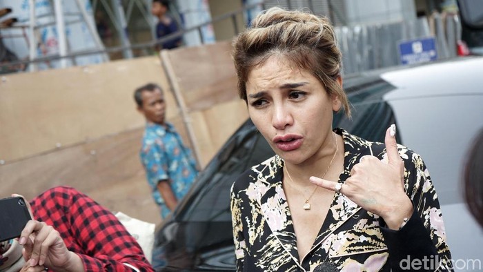 Nikita Mirzani saat ditemui di studio Trans TV.