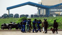 Dalam simulasi tersebut, polisi berhasil menumpas kejahatan dan mengamankan para pelaku tersebut.