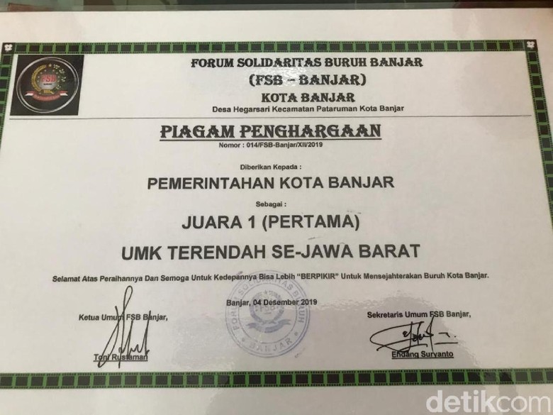 UMK Terendah di Jabar, Buruh Hadiahi Piagam ke Pemkot Banjar UMK Terendah di Jabar, Buruh Hadiahi Piagam ke Pemkot Banjar