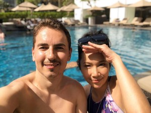 Tak Cuma Nikita Mirzani, Lorenzo Juga Renang Bareng Artis Malaysia