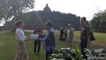 Gaya Putri Mahkota Denmark Saat Berkunjung ke Candi Borobudur