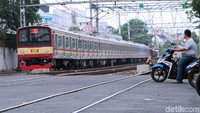 Selain nekat menerobos palang KA, nampak pula seorang pengendara yang tak menggunakan helm dan perlengkapan keselamatan berkendara lainnya saat melintas di kawasan tersebut.