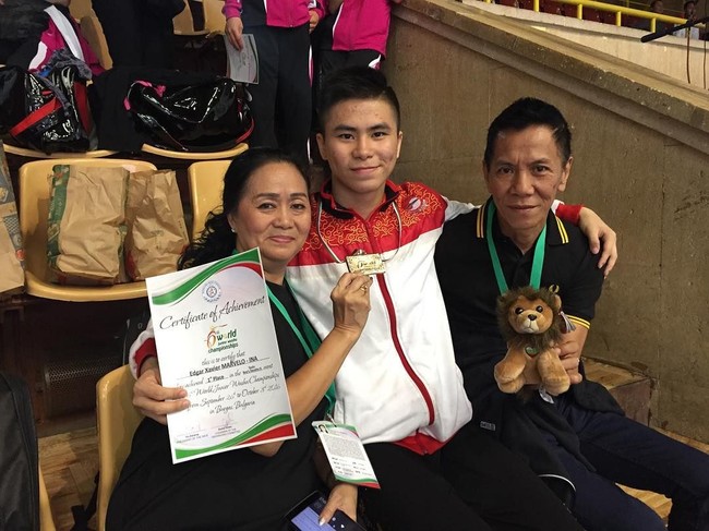 Edgar Xavier mengaku bisa kuat untuk tetap bertanding di tengah perasaan sedih yang teramat dalam karena teringat pesan almarhum ayahnya. Kemarin di Shanghai, saat saya mengikuti kejuaraan dunia, papah pernah masuk rumah sakit dan melewati masa kritis. Saat itu papa pesan apapun yang terjadi dengan papa, kamu jangan berhenti wushu. Terus melanjutkan wushu dan mengikuti pertandingan yang ada. Saya hari ini cuma menjalankan apa yang papa pesan, kata Edgar dengan nada getir. Foto: Instagram @edgarmarvelo