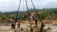 Ratusan tambang sumur minyak ilegal itu ditutup petugas dengan cara dirusak. Berbagai macam alat tambang minyak juga turut diamankan sebagai alat bukti petugas.