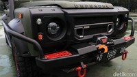 Saya walaupun senang offroad, senang bertualang, sehingga saya minta bak belakang ada bagasi. Biasanya standar kan, saya minta agak dibesarkan, tinggi, kotak, jadi semacam bagasi yang comfortable, ada toolkit atau ada juga perlengkapan adventure seperti bermalam kita bawa pemanas atau bawa logistik lainnya, ujarnya.
