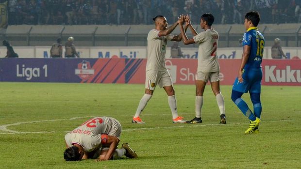 Persib kalah 0-2 dari Persela.