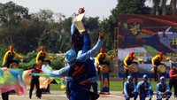  Seorang anggota Polairud menunjukkan kemampuan bela diri pencak silat dalam HUT Korpolairud ke-69.