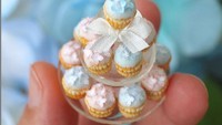 Semua kreasi miniatur makanannya terlihat mirip seperti bentuk aslinya. Sama seperti pada cupcakes cantik yang ditata pada rak ini. Foto: Instagram @tomoko_misumi_tchaiko