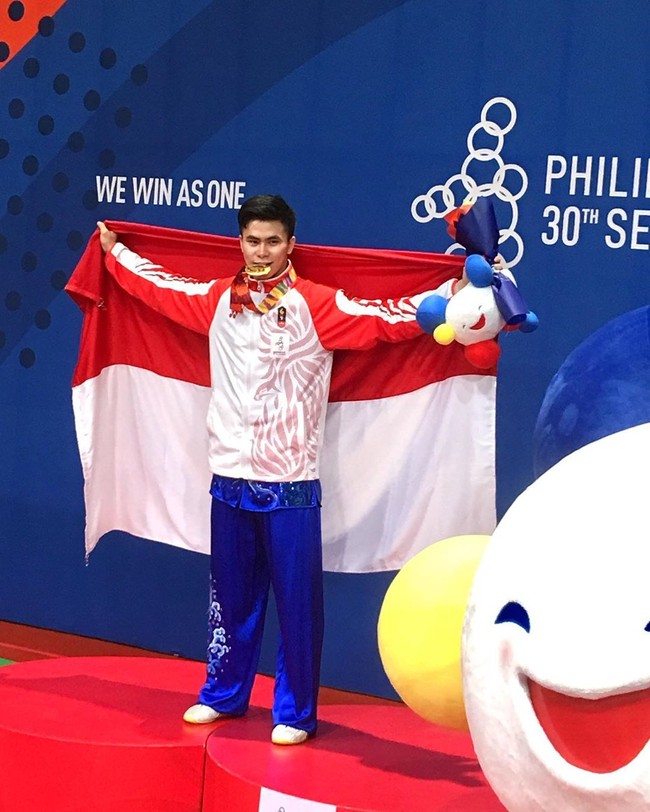 Berduka, Edgar tetap mampu bertanding dengan maksimal di SEA Games. Hingga dia sukses meraih medali emas. Atlet wushu asal DKI Jakarta itu pun tak kuasa menahan tangis saat menyanyikan lagu Indonesia Raya usai pengalungan medali emas untuknya. Foto: Instagram @edgarmarvelo