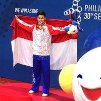 Berduka, Edgar tetap mampu bertanding dengan maksimal di SEA Games. Hingga dia sukses meraih medali emas. Atlet wushu asal DKI Jakarta itu pun tak kuasa menahan tangis saat menyanyikan lagu Indonesia Raya usai pengalungan medali emas untuknya. Foto: Instagram @edgarmarvelo