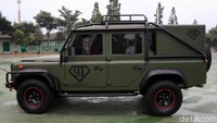 Modifikasi kali ini akan membahas Land Rover Defender milik Kepala Staf Kodam (Kasdam) Jaya Brigjen TNI M. Saleh Mustafa. Mobil keluaran tahun 1997-an itu aslinya ditemukan dalam kondisi menyedihkan di Aceh.