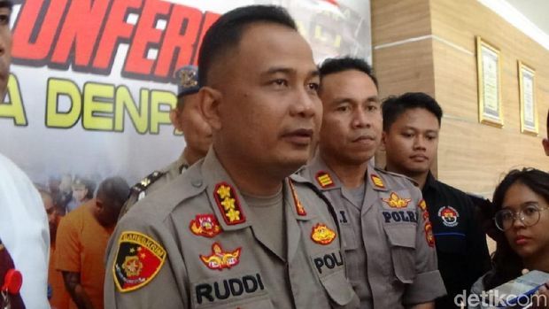 Kapolresta Denpasar Kombes Ruddi Setiawan dalam rilis kasus pencurian dengan kekerasan