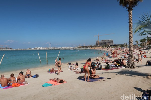 Meski memasuki musim dingin, namun matahari bersinar cerah di Dubai. Yang membuat berbeda adalah hembusan angin dingin yang menjadikan suasana pantai malah jadi sejuk (Bonauli/detikcom) Meski memasuki musim dingin, namun matahari bersinar cerah di Dubai. Yang membuat berbeda adalah hembusan angin dingin yang menjadikan suasana pantai malah jadi sejuk (Bonauli/detikcom)
