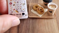 Tomoko Misumi banyak membuat makanan versi mininya mulai dari makanan olahan nasi, sup, permen hingga kue dan kopi. Seperti yang satu ini, dua cangkir kopi dengan dia potong donat. Foto: Instagram @tomoko_misumi_tchaiko