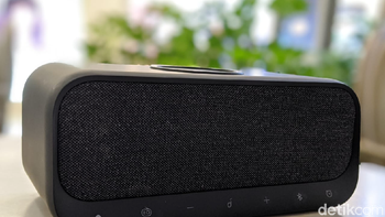 Speaker ini bisa menampilkan jam. Foto: Adi Fida Rahman/detikINET