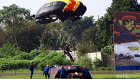 Sejumlah polisi udara menampilkan beragam atraksi dan keterampilan yang dimilikinya untuk memeriahkan HUT Korpolairud ke-69 yang diselenggarakan di  Lapangan Udara Pondok Cabe, Pamulang, Tangerang Selatan (Tangsel), Rabu (4/12/2019).