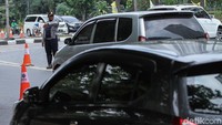 Dishub DKI Jakarta menyiagakan petugas untuk mengatur lalu lintas. Pihaknya menyebut uji coba akan diberlakukan selama satu bulan.