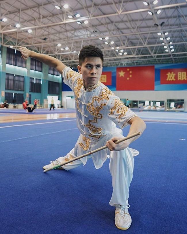Atlet wushu kelahiran 16 Desember 1998 itu kini tengah jadi perbincangan hangat di media sosial karena kisahnya yang mengharukan namun inspiratif. Edgar Xavier harus bertanding dengan perasaan haru karena beberapa jam sebelumnya dia mendapat kabar ayahnya Lo Tjhiang Meng meninggal dunia. Foto: Instagram @edgarmarvelo