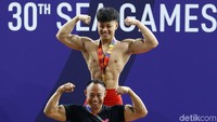 Angkatan snatch-nya kian tak tertandingi setelah pemilik rekor Asia junior di kelas 78 kg itu memberikan percobaan kedua 142 kg. Dia makin tak tersaingi di percobaan ketiga 145 kg.