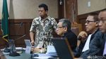 Tatapan Tajam Rommy saat Eks Menag Bersaksi