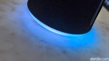 Di bagian bawah speaker ini dihiasi ornamen cahaya dengan berganti-ganti warna.  Foto: Adi Fida Rahman/detikINET