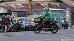 Jangan Ditiru! Pemotor Terobos Palang KA