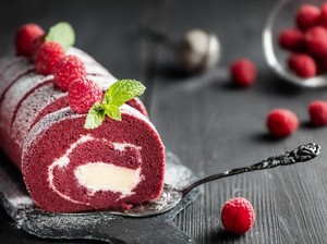 Sponge Cake yang Digulung, Diberi Aneka Isi dan Hiasan Kreatif