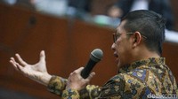 Hakim mencecar eks Menteri Agama (Menag) Lukman Hakim Saifuddin mengenai ada-tidaknya pesan khusus dari eks Ketua Umum PPP Romahurmuziy terkait seleksi Haris Hasanudin menjadi Kakanwil Kemenag Jatim. Lukman mengatakan dirinya menerima masukan dari berbagai pihak.