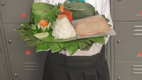 Masih imut dan muda, Safira bagikan fotonya memegang nasi tumpeng dengan aneka lauk lengkap, setelah mengikuti salah satu acara di sekolahnya dulu. Foto: Instagram @safiracrespin