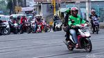 Jangan Ditiru! Pemotor Terobos Palang KA
