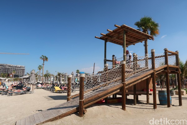 Memang, La Mer terbilang cantik dari pantai lainnya. Pantai ini mendapat julukan Dubais most memorable beach. Digadang-gadang sebagai world class beachfront, La Mer nampak siap bersaing dengan pantai-pantai dunia lainnya (Bonauli/detikcom)