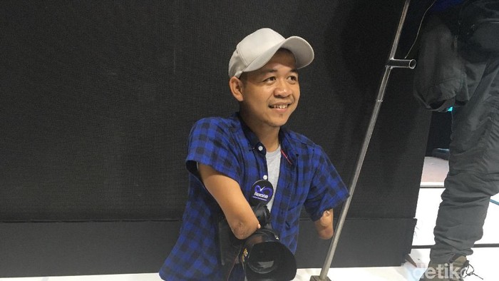 Bang Zul, fotografer profesional dan juga penyandang disabilitas. Foto: Nafilah Sri Sagita/detikHealth Bang Zul, fotografer profesional dan juga penyandang disabilitas. Foto: Nafilah Sri Sagita/detikHealth