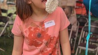 Meski sudah menjadi selebgram terkenal yang memiliki ratusan ribu followers, Safira tetap aktif ikut berbagai lomba, salah satunya lomba makan kerupuk. Foto: Instagram @safiracrespin