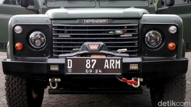Pelat nomor memperlihatkan angkatan 1987 Akabri, sedangkan ARM singkatan dari Artileri Medan, kesatuan tempat Dwi Jati berasal