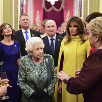 Seperti biasa, penampilan Melania ini juga tak luput dari cibiran. Ada yang menyebutnya mirip dengan karakter burung kuning raksasa dari Sesame Street. Seorang netizen menulis, Big Bird called. He wants his outfit back. (Foto: Getty Images)