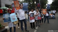 Mereka mendukung politisi William Aditya Sarana yang dinyataka melanggar etika olah DPRD DKI Karena mentrasparansikan anggaran lem aibon.