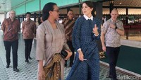 Mary Elizabeth Donaldson didampingi putri sulung Sultan HB X, Gusti Kanjeng Ratu (GKR) Mangkubumi berkeliling keraton.