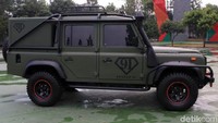 Tapi pelan-pelan berkat tangan dingin bengkel kustom di Bandung, H2OBodywork, mobil berubah menjadi penerabas hutan yang tangguh dengan tampilan army looknya yang kental.