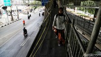 Pagar yang patah untuk sementara dipasangi dengan tali. 