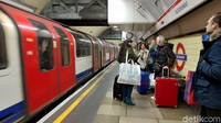 Dengan level senior yang jauh lebih tinggi dibandingkan MRT Jakarta, tentu saja penampakan stasiun-stasiun kereta di London tak semodern atau sekinclong di Jakarta.