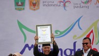 Bupati Tanah Datar Irdinansyah Tarmizi (Kiri) mengangkat piagam Museum Rekor Dunia Indonesia (MURI) Talempong Pacik (Talempong Pegang), yang diberikan Manager Senior Muri Awan Rahargo (kanan) saat Festival Budaya Minangkabau 2019 di Istano Pagaruyung, Kabupaten Tanah Datar, Sumatera Barat, Rabu (4/12/2019).
