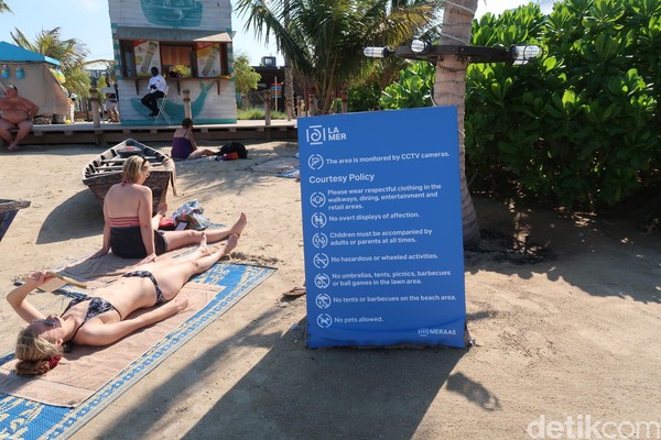 Untuk bisa menikmati pantai ini, pengunjung diminta untuk mematuhi beberapa peraturan. Contohnya dilarang untuk membawa peliharaan, tak boleh bermesaraan dan dilarang mendirikan tenda di area pantai (Bonauli/detikcom)