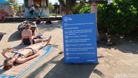 Untuk bisa menikmati pantai ini, pengunjung diminta untuk mematuhi beberapa peraturan. Contohnya dilarang untuk membawa peliharaan, tak boleh bermesaraan dan dilarang mendirikan tenda di area pantai (Bonauli/detikcom)