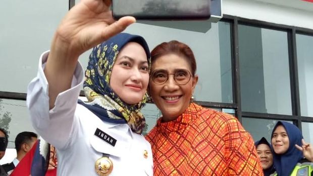 Susi Pudjiastuti bersama Bupati Luwu Utara Indah Putri Indriani 