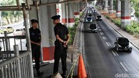 Petugas keamanan TransJakarta dikerahkan untuk berjaga di sekitar pagar yang patah ditabrak truk.