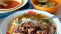 Sop kerbau khas Kudus rasanya gurih mantap. Dagingnya lembut dengan kuah bening gurih. Makin enak ditambah sambal. Foto : Instagram @e_ndro