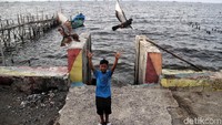 Seorang anak bermain di kawasan Pantai Marunda, Jakarta Utara.