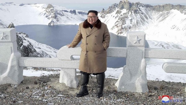 Walau Korea Utara negara yang sangat tertutup, tapi mereka membuka diri untuk turis yang serius ingin datang ke sana, termasuk ke Gunung Paektu. (Korean Central News Agency/Korea News Service via AP)