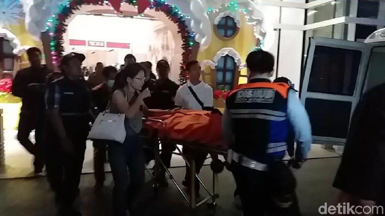 Seorang Pria Tewas Setelah Loncat dari Lantai 4 Galaxy Mall Surabaya Seorang Pria Tewas Setelah Loncat dari Lantai 4 Galaxy Mall Surabaya